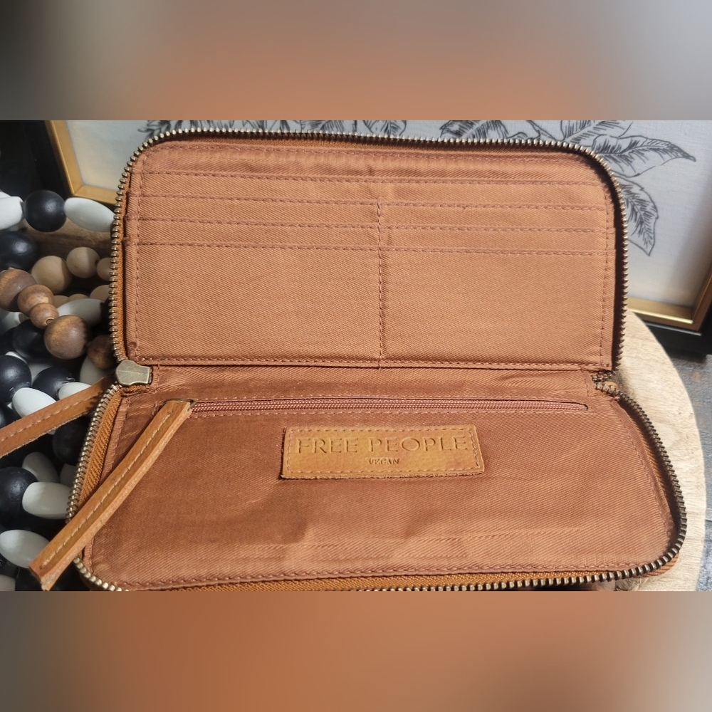 FREE PEOPLE Distressed Vegan Wallet Wristlet Brown NWOT - Picture 6 of 9